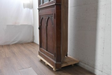 イギリスアンティーク　1940年頃　オーク材　美しい彫刻とガラス扉のコーナーキャビネット　(R-090298)