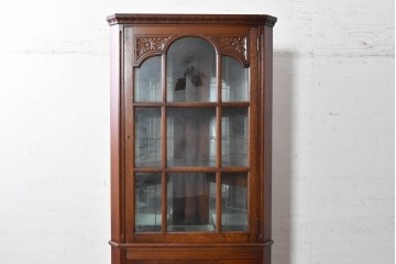 イギリスアンティーク　1940年頃　オーク材　美しい彫刻とガラス扉のコーナーキャビネット　(R-090298)