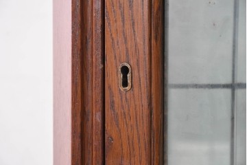 イギリスアンティーク　1940年頃　オーク材　美しい彫刻とガラス扉のコーナーキャビネット　(R-090298)