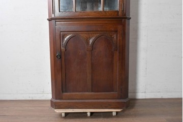 イギリスアンティーク　1940年頃　オーク材　美しい彫刻とガラス扉のコーナーキャビネット　(R-090298)