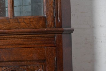 イギリスアンティーク　1940年頃　オーク材　美しい彫刻とガラス扉のコーナーキャビネット　(R-090298)