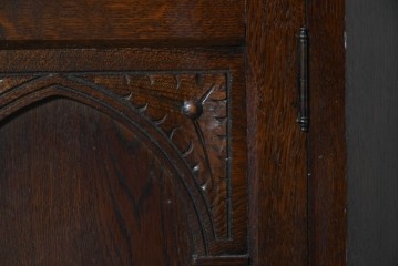イギリスアンティーク　1940年頃　オーク材　美しい彫刻とガラス扉のコーナーキャビネット　(R-090298)
