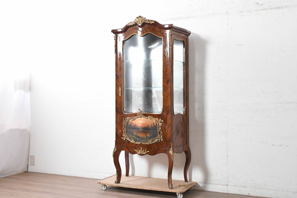 中古　イギリス輸入家具　ローズウッドパーケットリーと真鍮飾りが華やかなガラスキャビネット　(R-090303)