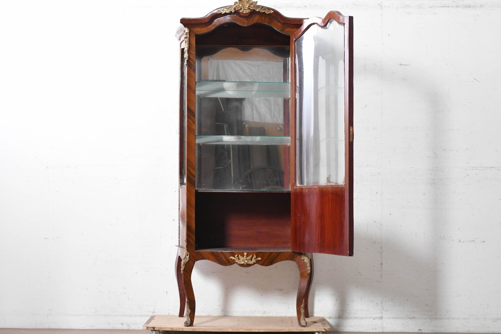 中古　イギリス輸入家具　ローズウッドパーケットリーと真鍮飾りが華やかなガラスキャビネット　(R-090303)