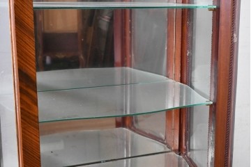 中古　イギリス輸入家具　ローズウッドパーケットリーと真鍮飾りが華やかなガラスキャビネット　(R-090303)