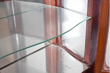 中古　イギリス輸入家具　ローズウッドパーケットリーと真鍮飾りが華やかなガラスキャビネット　(R-090303)
