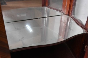 中古　イギリス輸入家具　ローズウッドパーケットリーと真鍮飾りが華やかなガラスキャビネット　(R-090303)