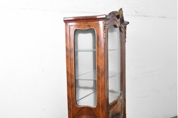 中古　イギリス輸入家具　ローズウッドパーケットリーと真鍮飾りが華やかなガラスキャビネット　(R-090303)