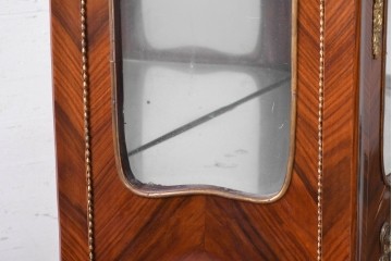 中古　イギリス輸入家具　ローズウッドパーケットリーと真鍮飾りが華やかなガラスキャビネット　(R-090303)