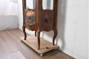 中古　イギリス輸入家具　ローズウッドパーケットリーと真鍮飾りが華やかなガラスキャビネット　(R-090303)