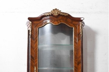 中古　イギリス輸入家具　ローズウッドパーケットリーと真鍮飾りが華やかなガラスキャビネット　(R-090303)