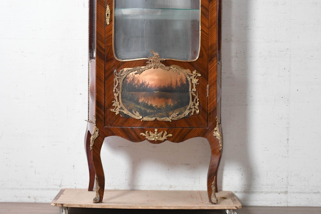 中古　イギリス輸入家具　ローズウッドパーケットリーと真鍮飾りが華やかなガラスキャビネット　(R-090303)