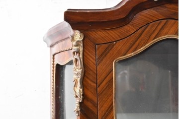 中古　イギリス輸入家具　ローズウッドパーケットリーと真鍮飾りが華やかなガラスキャビネット　(R-090303)