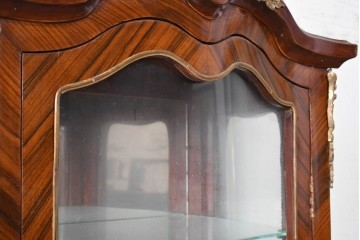 中古　イギリス輸入家具　ローズウッドパーケットリーと真鍮飾りが華やかなガラスキャビネット　(R-090303)