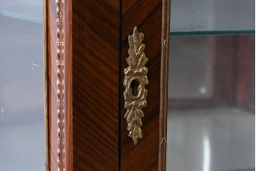 中古　イギリス輸入家具　ローズウッドパーケットリーと真鍮飾りが華やかなガラスキャビネット　(R-090303)