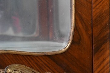 中古　イギリス輸入家具　ローズウッドパーケットリーと真鍮飾りが華やかなガラスキャビネット　(R-090303)