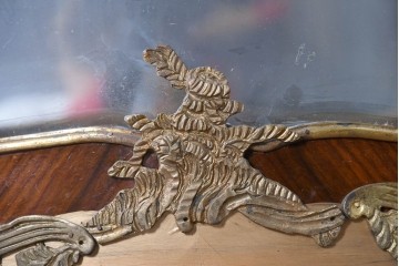 中古　イギリス輸入家具　ローズウッドパーケットリーと真鍮飾りが華やかなガラスキャビネット　(R-090303)