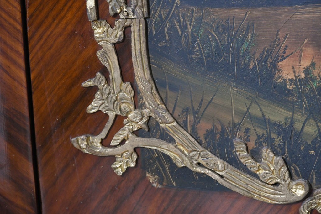 中古　イギリス輸入家具　ローズウッドパーケットリーと真鍮飾りが華やかなガラスキャビネット　(R-090303)