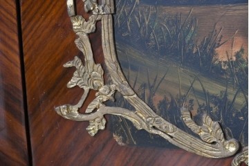 中古　イギリス輸入家具　ローズウッドパーケットリーと真鍮飾りが華やかなガラスキャビネット　(R-090303)