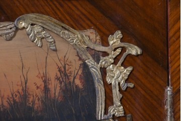 中古　イギリス輸入家具　ローズウッドパーケットリーと真鍮飾りが華やかなガラスキャビネット　(R-090303)