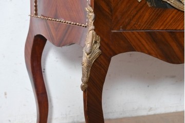 中古　イギリス輸入家具　ローズウッドパーケットリーと真鍮飾りが華やかなガラスキャビネット　(R-090303)