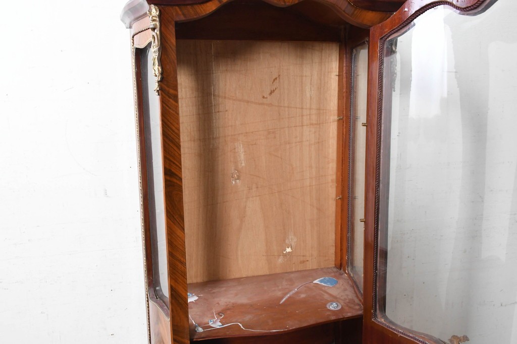 中古　イギリス輸入家具　ローズウッドパーケットリーと真鍮飾りが華やかなガラスキャビネット　(R-090304)