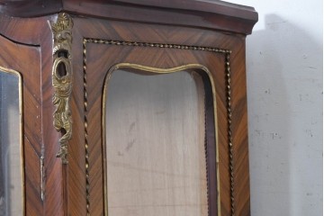 中古　イギリス輸入家具　ローズウッドパーケットリーと真鍮飾りが華やかなガラスキャビネット　(R-090304)