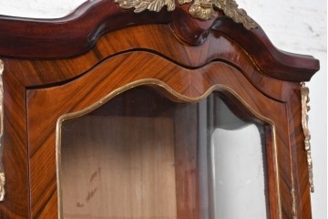 中古　イギリス輸入家具　ローズウッドパーケットリーと真鍮飾りが華やかなガラスキャビネット　(R-090304)