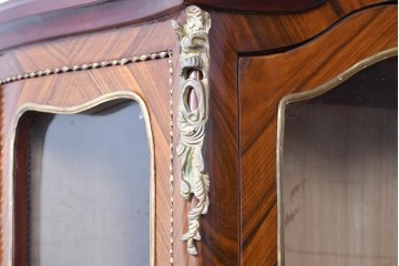 中古　イギリス輸入家具　ローズウッドパーケットリーと真鍮飾りが華やかなガラスキャビネット　(R-090304)