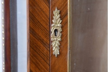 中古　イギリス輸入家具　ローズウッドパーケットリーと真鍮飾りが華やかなガラスキャビネット　(R-090304)