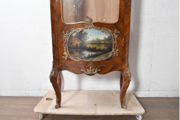 中古　イギリス輸入家具　ローズウッドパーケットリーと真鍮飾りが華やかなガラスキャビネット　(R-090304)