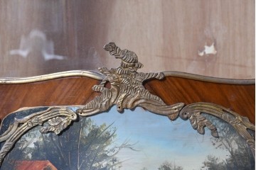 中古　イギリス輸入家具　ローズウッドパーケットリーと真鍮飾りが華やかなガラスキャビネット　(R-090304)