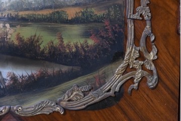 中古　イギリス輸入家具　ローズウッドパーケットリーと真鍮飾りが華やかなガラスキャビネット　(R-090304)