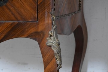中古　イギリス輸入家具　ローズウッドパーケットリーと真鍮飾りが華やかなガラスキャビネット　(R-090304)