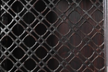 中国ヴィンテージ　中国伝統の清朝様式　アンティーク調　繊細な透かし意匠と花鳥彫刻が美しいキャビネット　(R-090305)