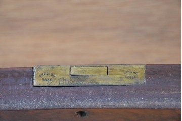 イギリスアンティーク　高級品!!　希少なウォールナットバール杢　曲線のつくりと彫刻意匠が優美なサイドボード　(R-090308)