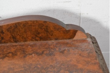 イギリスアンティーク　高級品!!　希少なウォールナットバール杢　曲線のつくりと彫刻意匠が優美なサイドボード　(R-090308)