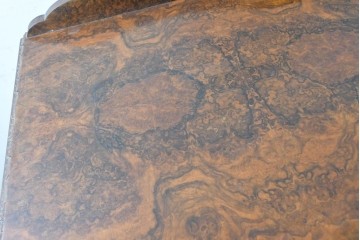 イギリスアンティーク　高級品!!　希少なウォールナットバール杢　曲線のつくりと彫刻意匠が優美なサイドボード　(R-090308)