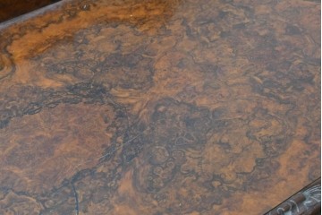 イギリスアンティーク　高級品!!　希少なウォールナットバール杢　曲線のつくりと彫刻意匠が優美なサイドボード　(R-090308)