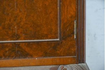 イギリスアンティーク　高級品!!　希少なウォールナットバール杢　曲線のつくりと彫刻意匠が優美なサイドボード　(R-090308)