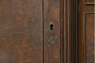 イギリスアンティーク　高級品!!　希少なウォールナットバール杢　曲線のつくりと彫刻意匠が優美なサイドボード　(R-090308)