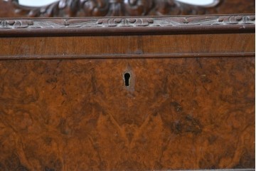 イギリスアンティーク　高級品!!　希少なウォールナットバール杢　曲線のつくりと彫刻意匠が優美なサイドボード　(R-090308)