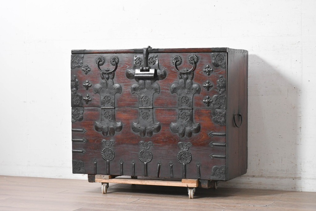 李朝家具　重厚な鉄金具があしらわれたバンダチ　(R-090309)
