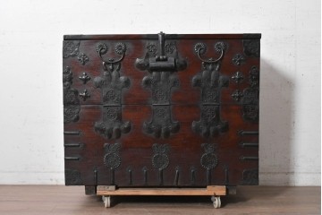 李朝家具　重厚な鉄金具があしらわれたバンダチ　(R-090309)