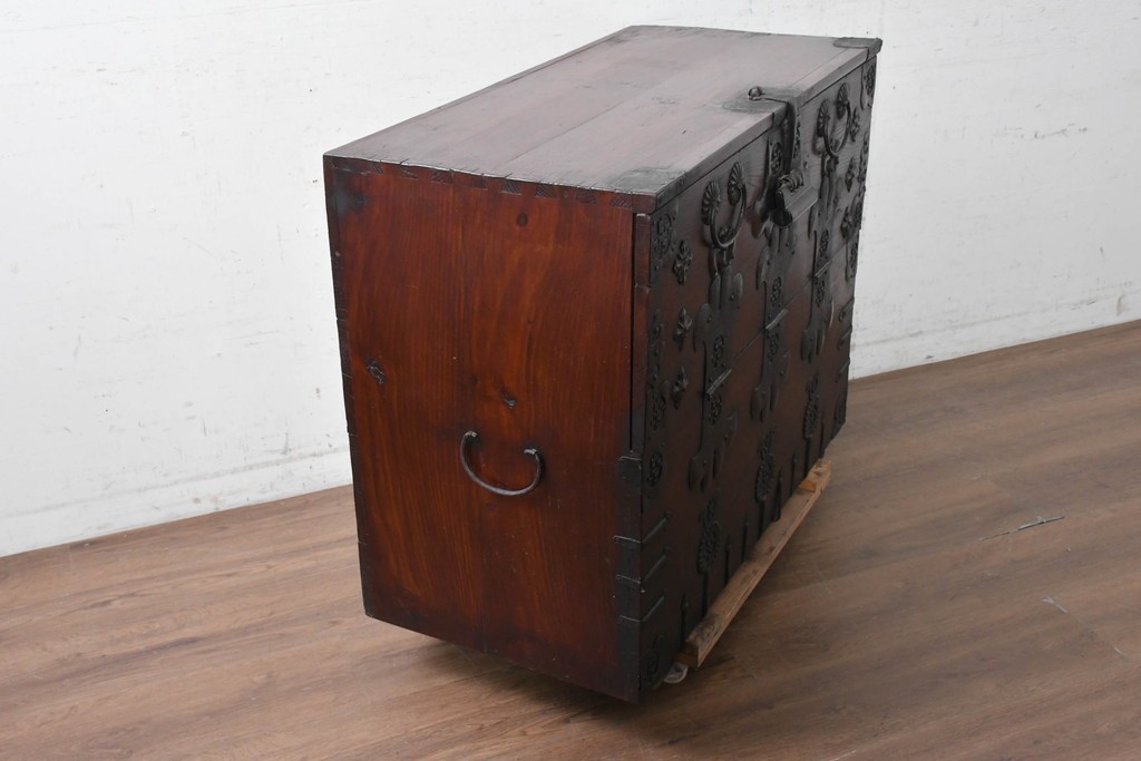 李朝家具　重厚な鉄金具があしらわれたバンダチ　(R-090309)