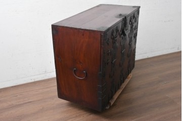 李朝家具　重厚な鉄金具があしらわれたバンダチ　(R-090309)