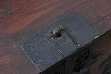 李朝家具　重厚な鉄金具があしらわれたバンダチ　(R-090309)