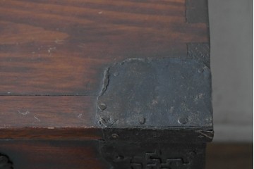 李朝家具　重厚な鉄金具があしらわれたバンダチ　(R-090309)