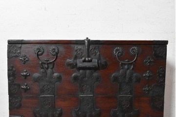李朝家具　重厚な鉄金具があしらわれたバンダチ　(R-090309)