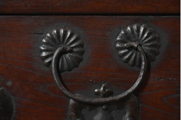 李朝家具　重厚な鉄金具があしらわれたバンダチ　(R-090309)